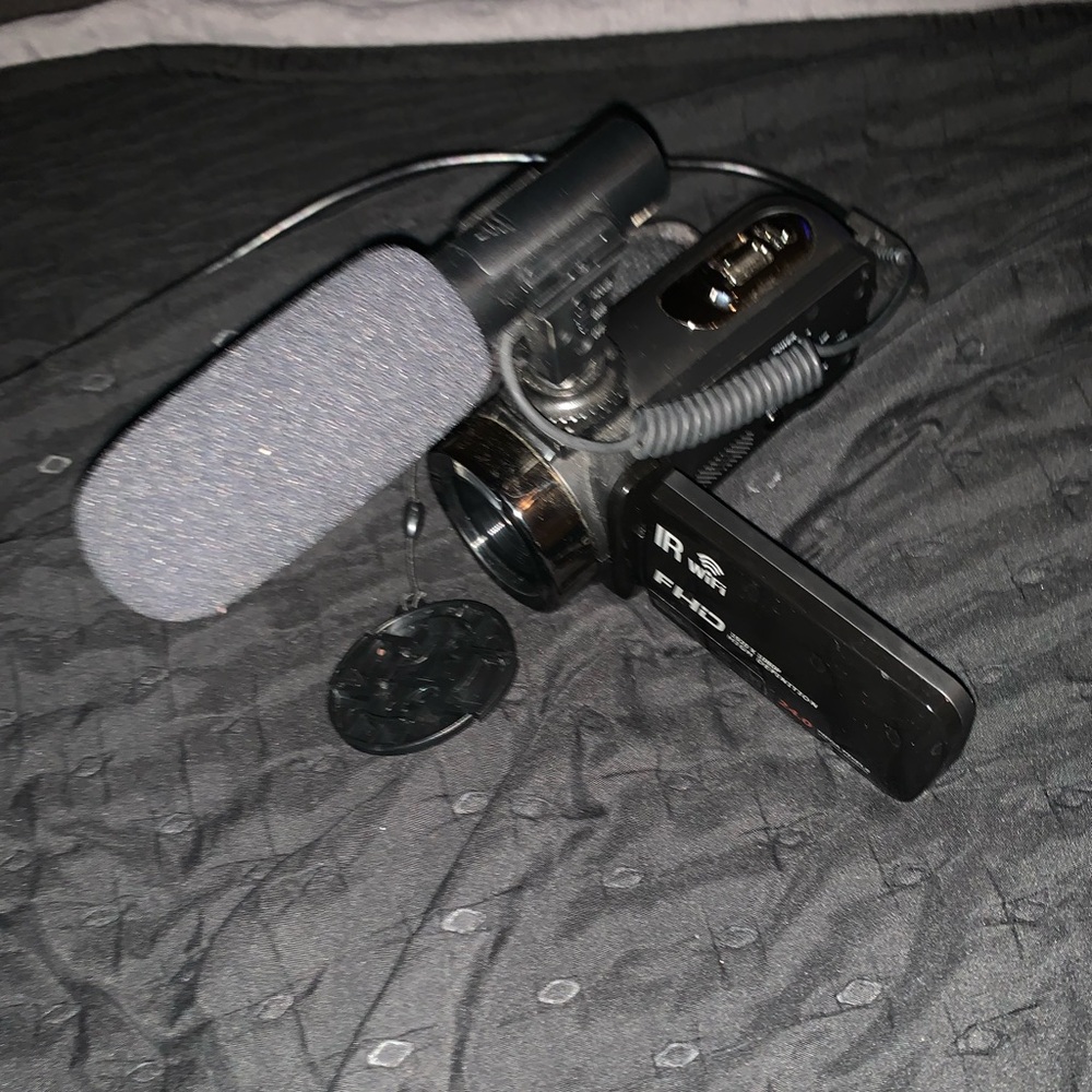Like new vlogging camera this item has been used but taken care of